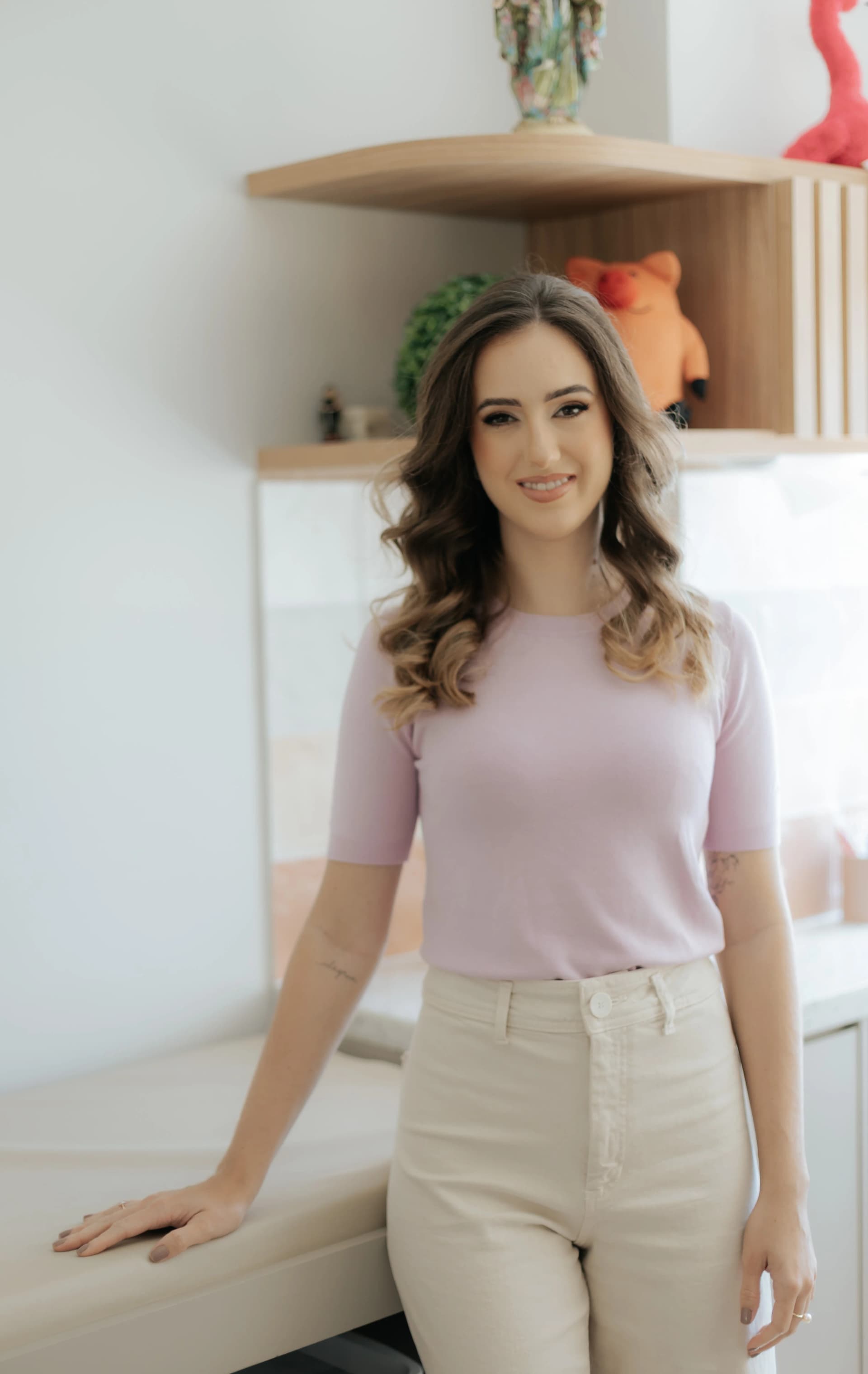 Dra. Bruna Vilela em consultório, especialista em TDAH