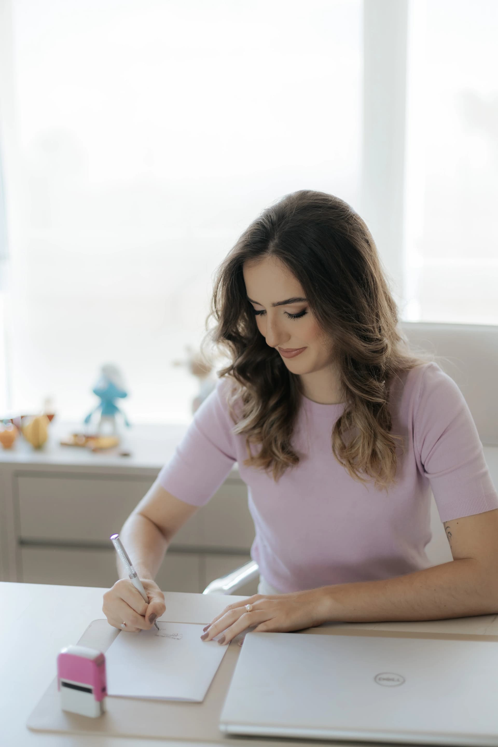 Dra. Bruna Vilela avaliando criança, especialista em diagnóstico de autismo