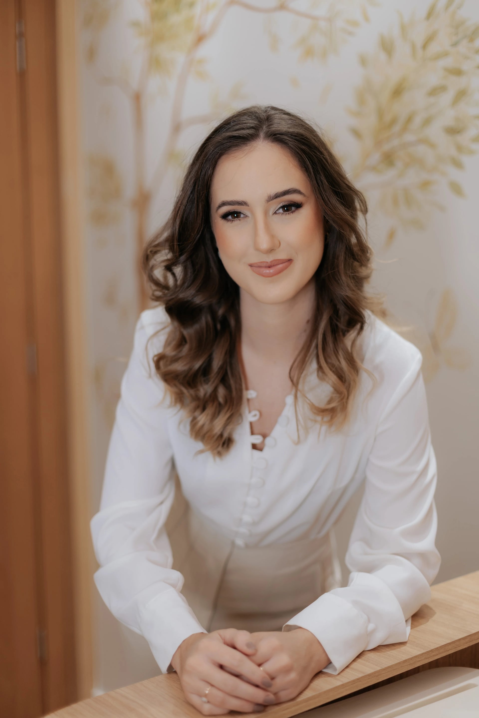 Dra. Bruna Vilela em consultório, demonstrando cuidado e atenção