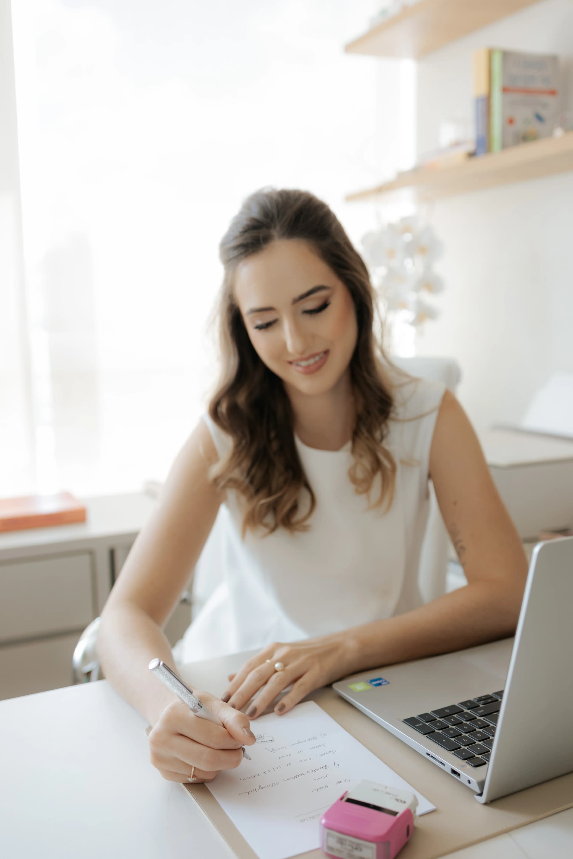 Dra. Bruna Vilela em consultório, demonstrando conhecimento científico